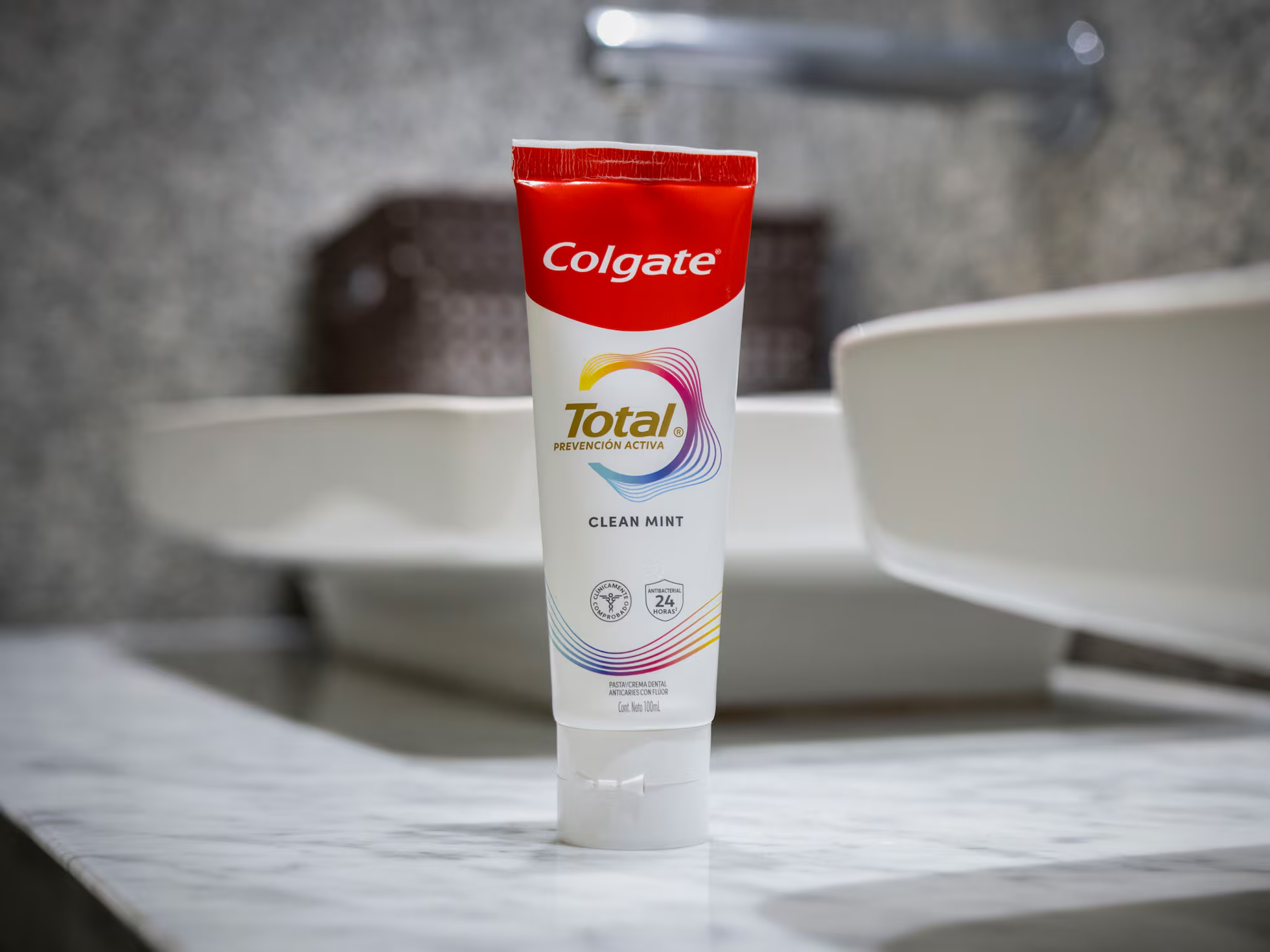 Colgate retira más de 3 millones de cremas dentales en Perú por posibles reacciones adversas.