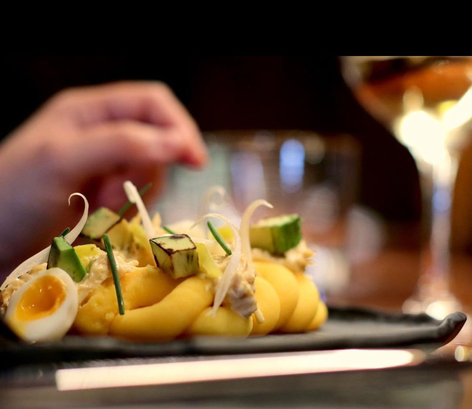 Este es el restaurante con mejores reseñas de Donosti: con barra para 12 comensales y platos de fusión vasco-peruana