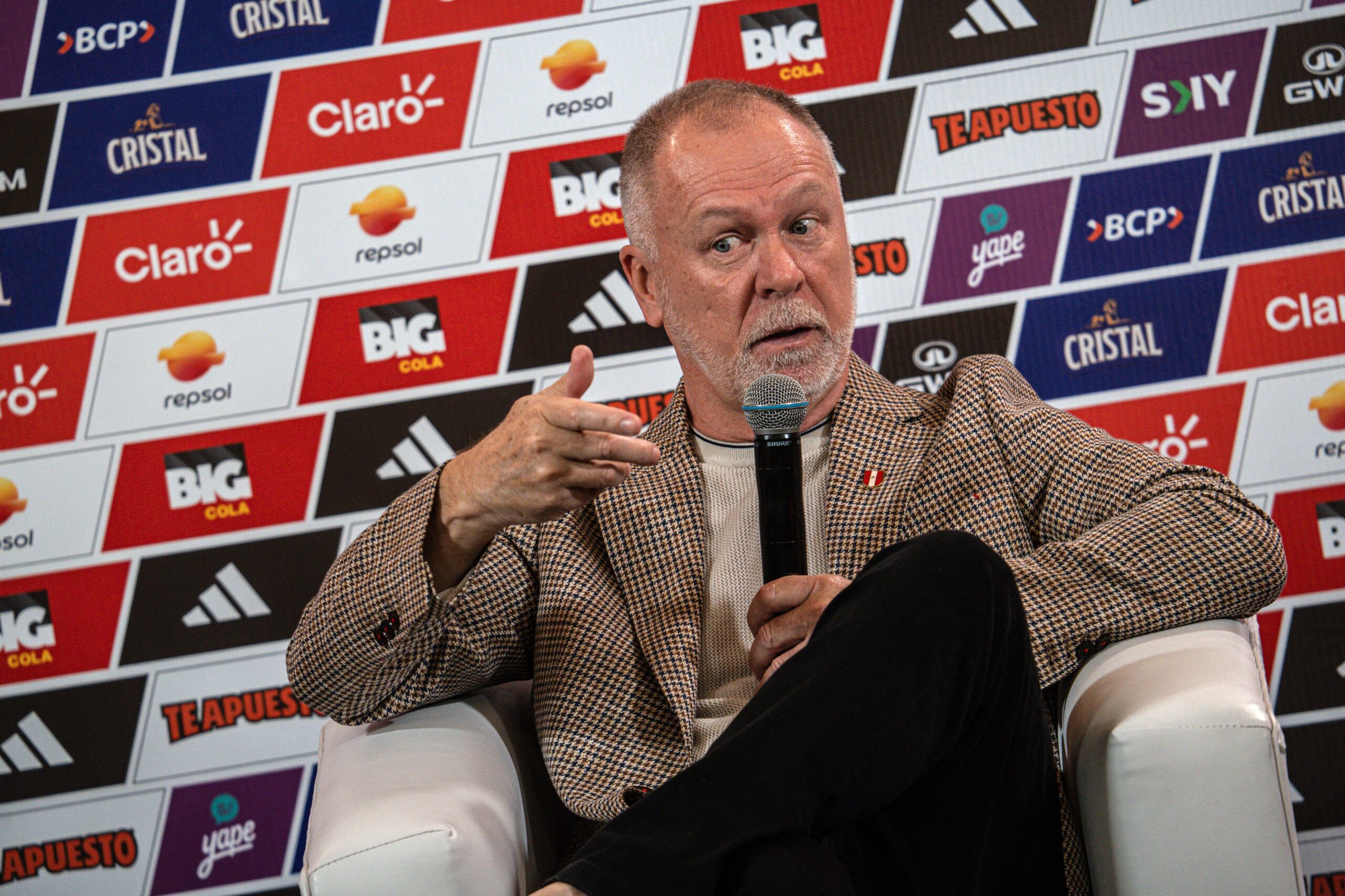 El técnico brasileño Mano Menezes se compromete a que Perú «vuelva a ser protagonista»