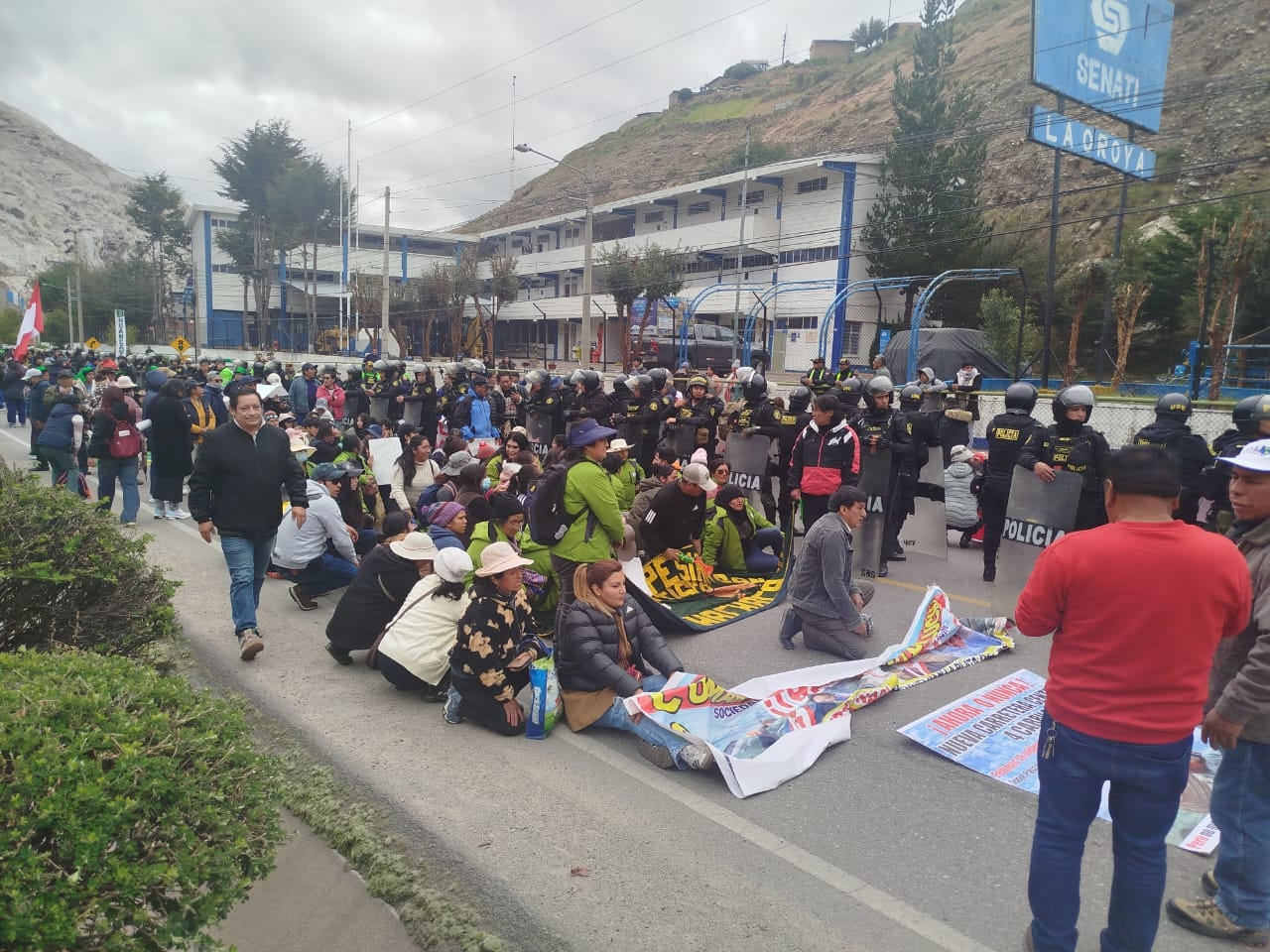 Manifestantes de Huancayo y Selva Central se concentran en La Oroya y cierran la carretera