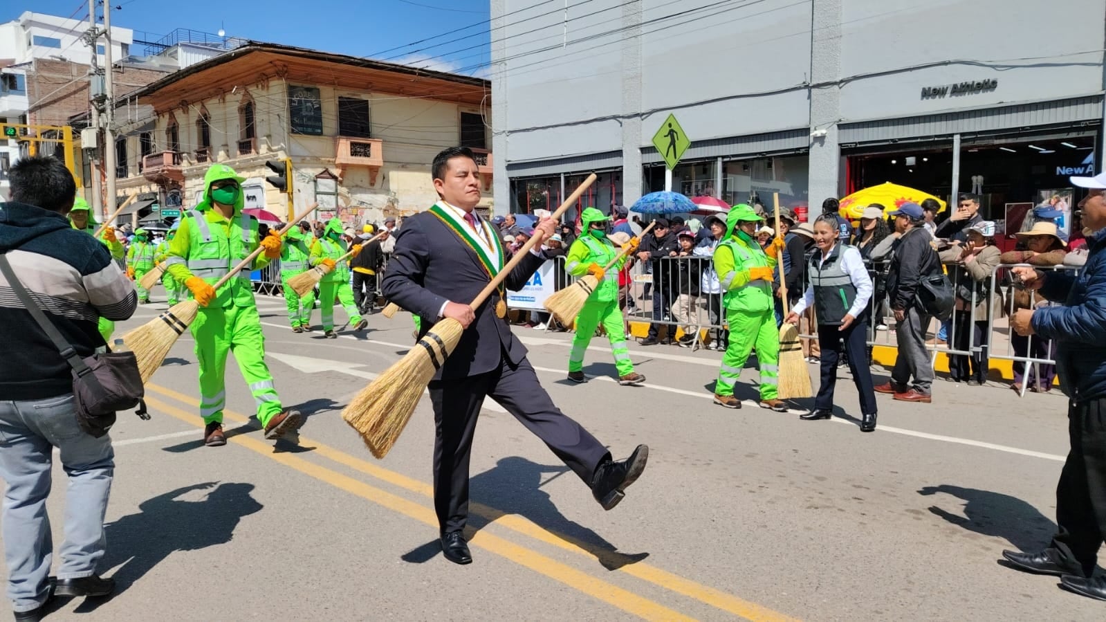 Alcalde de Huancayo desfila con escoba y alejado de funcionarios: “Cada quien se ubica donde quiere”