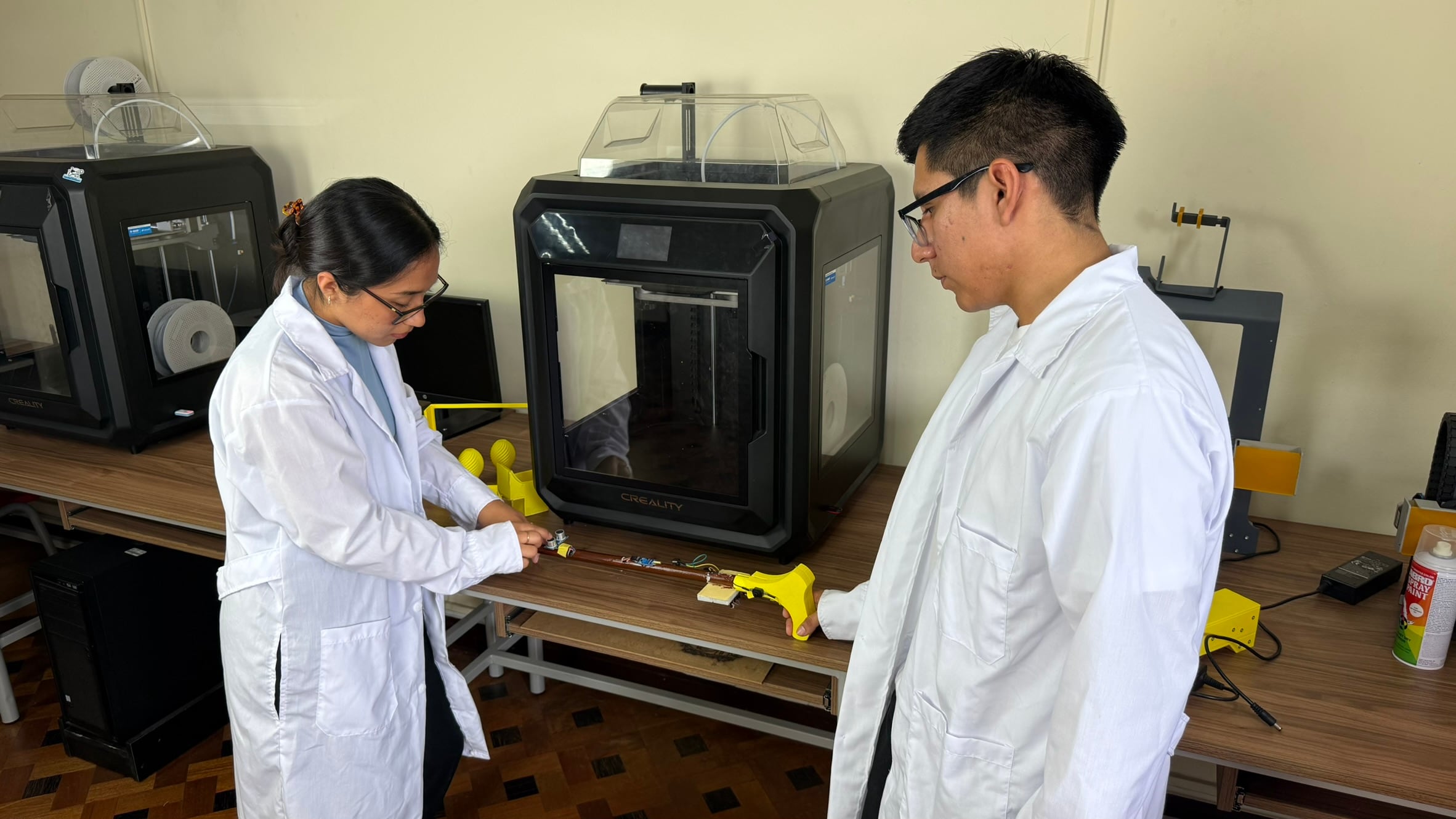 Estudiantes peruanos desarrollan un bastón inteligente para prevenir accidentes de personas con discapacidad visual